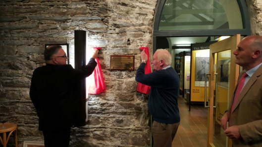 Canon Paul Willoughby and Tommy Hodges unveil the plaque.